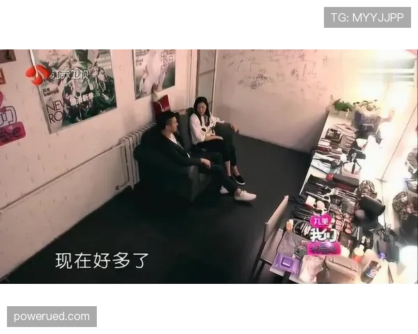 掌敏洁穿睡衣坐咖啡馆，旁边名牌堆成小山，我默默把钱包收好